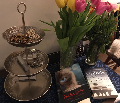 Blommor och böckerna Annikas förråd och Smoke and mirrors