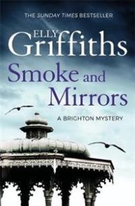 Elly Griffiths bok Smoke and Mirrors