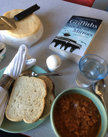 Lunch med linsoppa bröd och bok