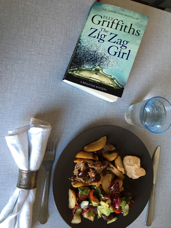 Lunchportion pulled turkey m grönsaker och boken The Zig Zag girl