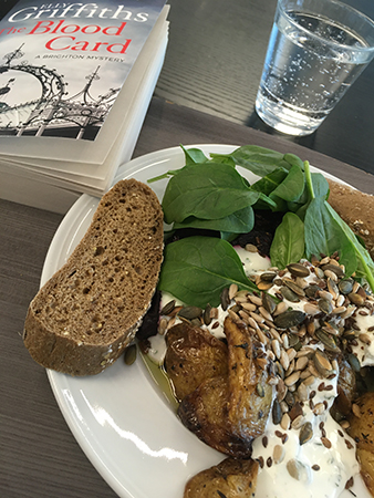 Vegetarisk lunch och boken The Blood Card