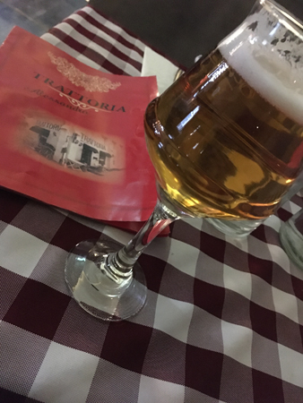 En öl på Trattoria Alessandro