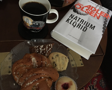 Fika med tre sorters kakor bulle och boken Natriumklorid