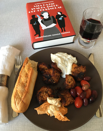 Kolgrillad kyckling bok och ett glas vin