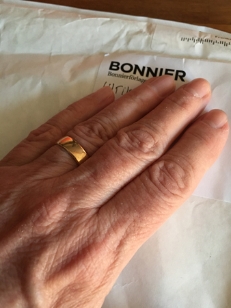 Kuvert från Bonniers m min hand på