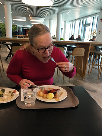 Mimmi skyfflar in lunch