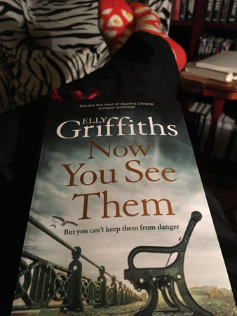 Boken Now you see them i mitt knä