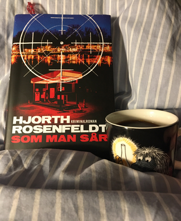 Boken Som man sår och kaffe på sängen