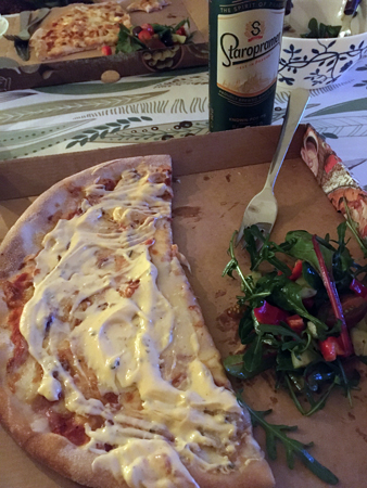 En halv pizza sallad och öl