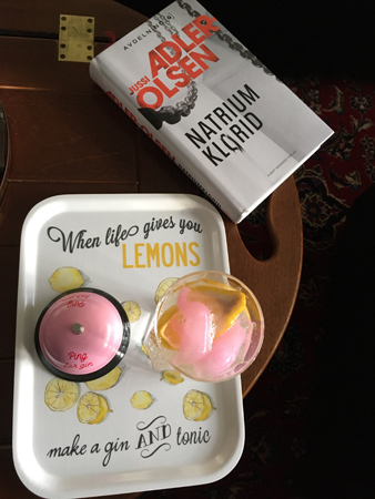 GT ginbricka ginklocka och boken Natriumklorid