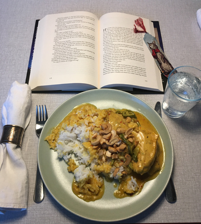 Indonesisk kyckling med ris vatten och bok