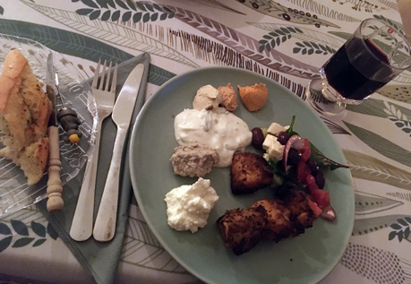 Kolgrillad kyckling med röror sallad vin vitlöksbaguette