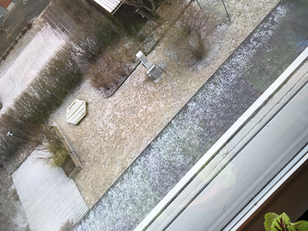 Lätt snötäcke på gården 29 mars 22