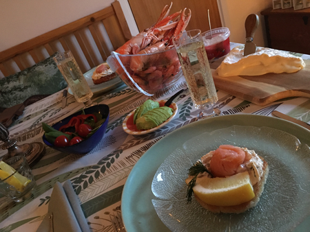 Löjromstoast havskräftor räkor o bubbel