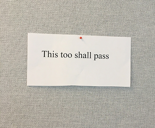 Lapp med texten This too shall pass