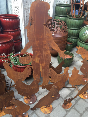 Flicka med höns Fullerö