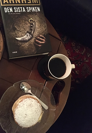 Vaniljsemla kaffe och boken Den sista spiken