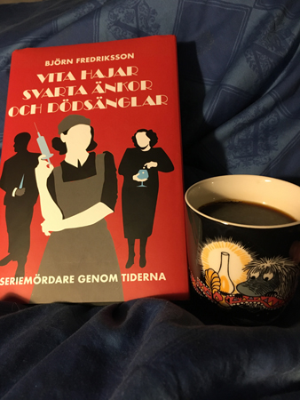 Boken Vita hajar och kaffe på sängen ur Förfadernmuggen