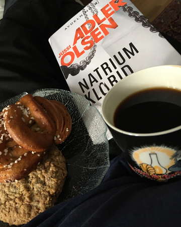 Lördagsfika hemma med kaka bulle och boken Natriumklorid