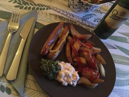 Kycklingkorv potatisklyftor bostongurka räksallad och öl