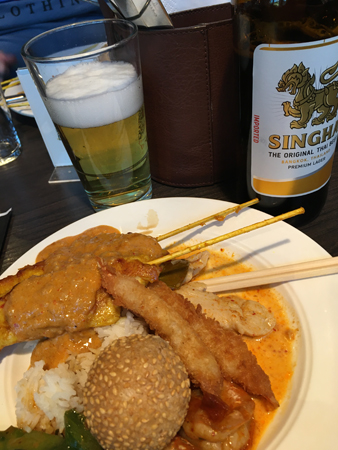 Asiatisk buffé och en Singhaöl Asiatisk buffé och en Singhaöl