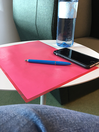 Förbereder ett möte på jobbet med papper och penna