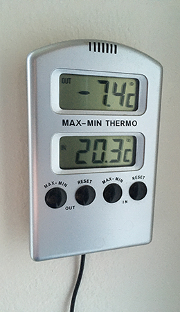 Minus sju komma fyra grader på termometern 30 mars 22