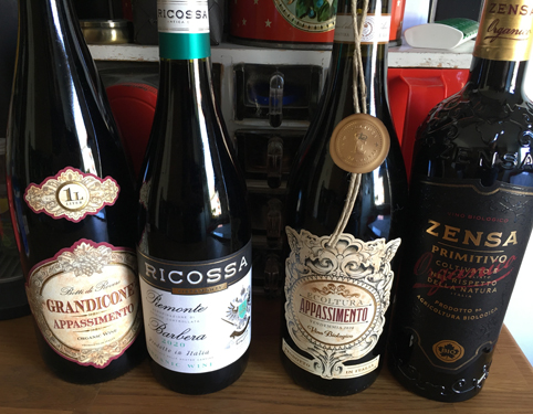 Vinflaskor fyra italienska röda