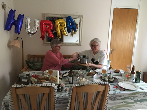 Annas snälla mamma räcker Anna potatiskastrullen