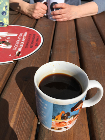 Avstämningsmöte och kaffe med C på altan på jobbet