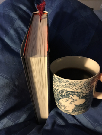 Mer än halvvägs i boken och kaffe på sängen