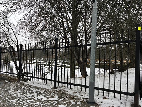 Staketet till och snö i barockträdgården 8 april 2022