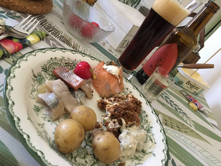 Första portionen långfredagsmiddag sill potatis etc