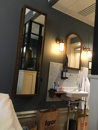 Interiörbild från vår hall med speglar och hantfat Hotel Frantz