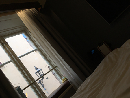 Vilar på sängen fönster mot Mariagränd