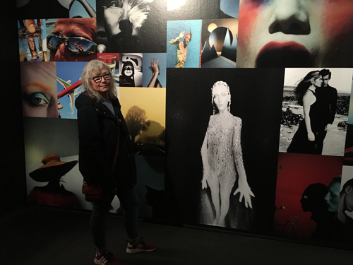 Anna smälter in i fotokonsten på Fotografiska