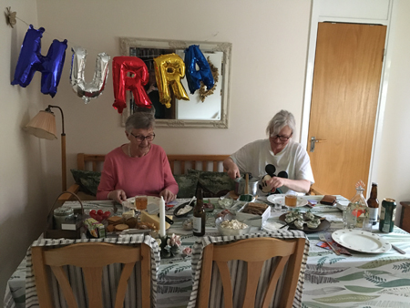 Annas snälla mamma och Anna vid sillbordet