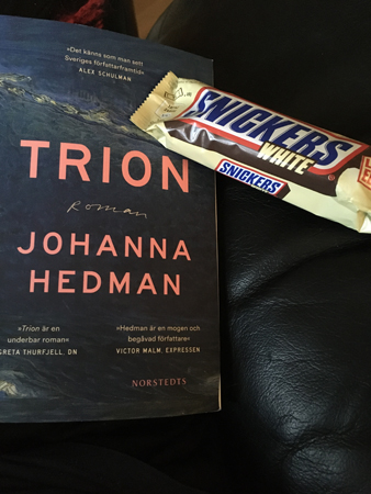 Boken Trion och en vit Snickers