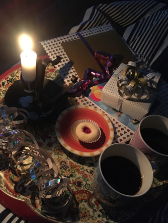 Ljusbricka med kaffe kaka o presenter