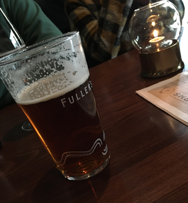 Öl med J o G i bakgrunden