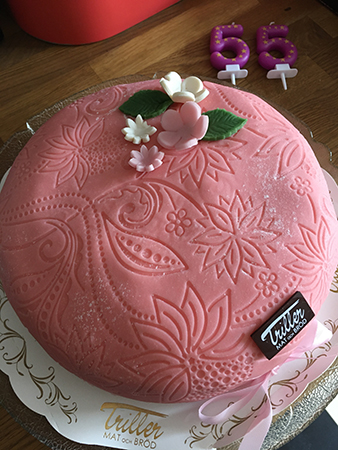 Pink Ladytårta med två femmorljus bredvid