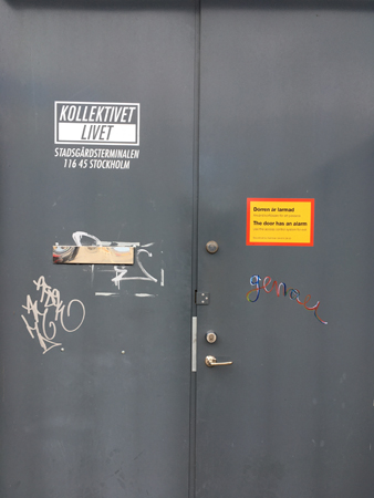 Grå dörr stadsgårdskajen