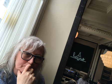 Anna uppflugen i ett fönser på Hernö Ginbar