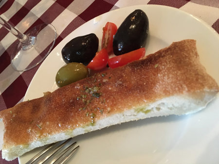 Bröd oliver och tomater till förrätt Trattoria Alessandro