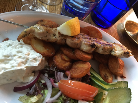 Kycklingsouvlaki på Kamarina