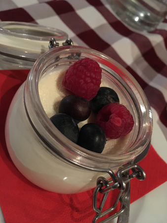 Pannacotta med bär Trattoria Alessandro