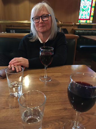 Anna dricker rödvin på Pig and Whistle