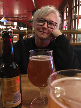 Anna med öl på Pig and Whistle