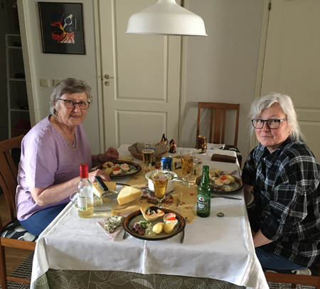Annas snälla mamma och Anna vid påskdagsbordet