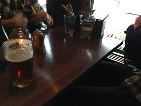 G berättar med händerna A till höger